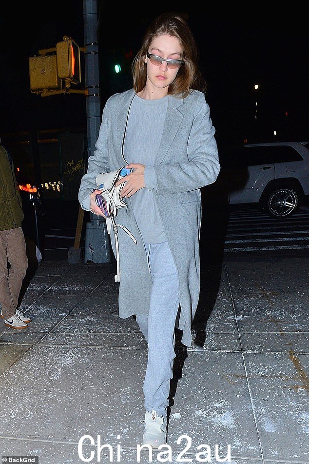 像 Gigi Hadid 穿的那件那样的休闲及膝外套,可以搭配任何东西,也可以超越任何东西
