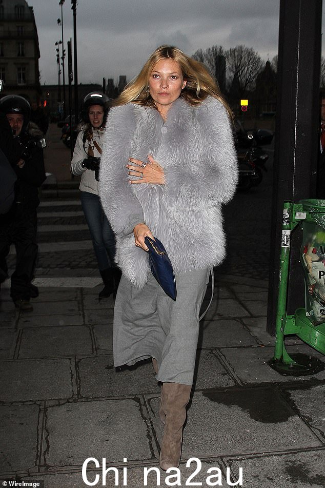 Kate Moss 的灰色人造皮草外套搭配连衣裙和靴子,为她的晚装增添了迷人的边缘