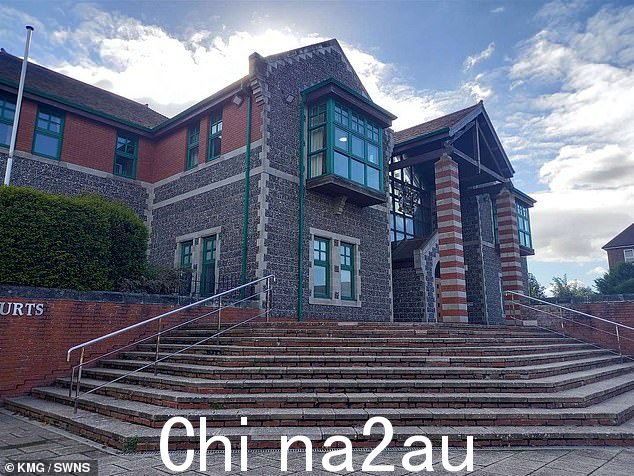 检察官丹尼尔·史蒂文森告诉坎特伯雷刑事法庭(如图):“他的卡车就位于拐角处。警方对卡车进行了搜查,因为警察听到卡车内有噪音,他们发现里面有一名外国人,他最初试图逃跑,后来被拘留'
