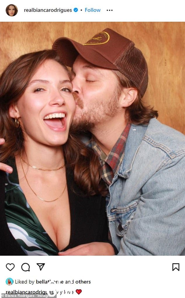 Loved-up:黄石公园的 39 岁卢克·格莱姆斯 (Luke Grimes) 在最近的一张 Instagram 照片中给了他的妻子比安卡·罗德里格斯 (Bianca Rodrigues) 一个充满激情的吻。对于这对夫妇来说,这是一次罕见的公开展示,而且是在 11 月 18 日结婚五周年纪念日之前举行的” class=