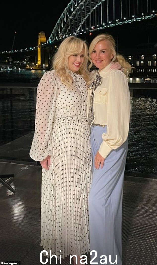 Rebel Wilson,43 岁,(左)受过教育的未婚妻 Ramona Agruma,39 岁(右)周一,当这位时装设计师试图说出“bikkies”这个词时,她正在使用一些澳大利亚俚语'