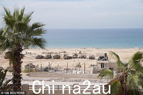 以色列国防军于 2023 年 11 月 13 日发布的宣传图片显示，以色列军队正在加沙地带对巴勒斯坦伊斯兰组织哈马斯进行地面行动，以色列军车在海滩上排成一排。以色列国防军/来自路透社的讲义此图片由第三方提供