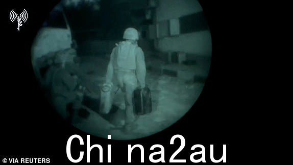 “正如他们所说,一名以色列陆军士兵携带加仑集装箱走向一栋建筑结构,同时向