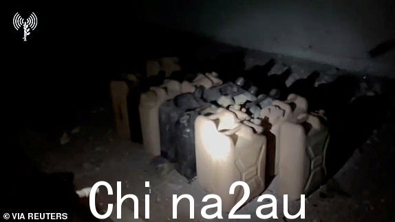 正如以色列陆军所说,加仑集装箱在地面上排列整齐,同时向位于加沙的 Al Shifa 医院运送燃料,这张屏幕截图取自 2023 年 11 月 12 日发布的讲义视频。以色列陆军/来自路透社的讲义此图片由第三方提供