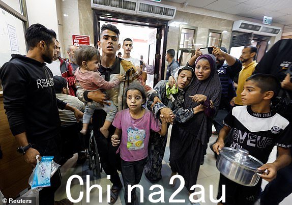 巴勒斯坦人在以色列袭击后在医院做出反应， 2023 年 11 月 13 日，在以色列和巴勒斯坦组织哈马斯之间持续不断的冲突中，加沙地带南部的汗尤尼斯。REUTERS/Mohammed Salem
