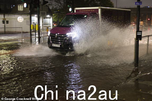 ©乔治·克拉克内尔·赖特 (George Cracknell Wright) 13/11/2023英国伦敦风暴德比风暴德比抵达英国后，车辆驶过伦敦东南部格林威治的一段被洪水淹没的道路，开辟了一条道路。英国部分地区发布了风雨黄色天气警报。照片来源：George Cracknell Wright
