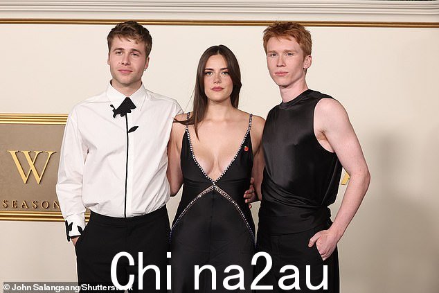 动态三重奏:艾德和梅格还与饰演年长哈里王子的路德·福特合影