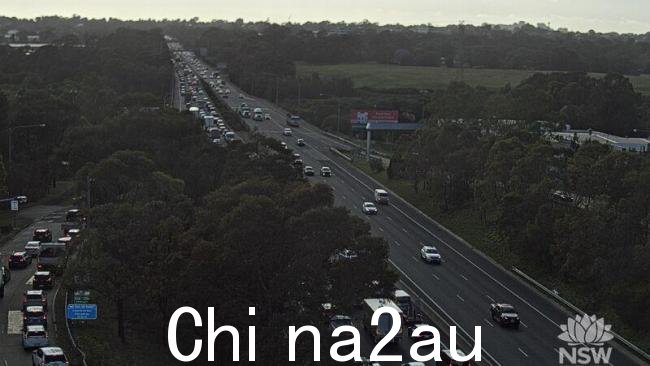 在费尔福德路 (Fairford Road) 前往阿恩克利夫 (Arncliffe) 的 M5 公路上交通拥堵。图片：新南威尔士州实时交通