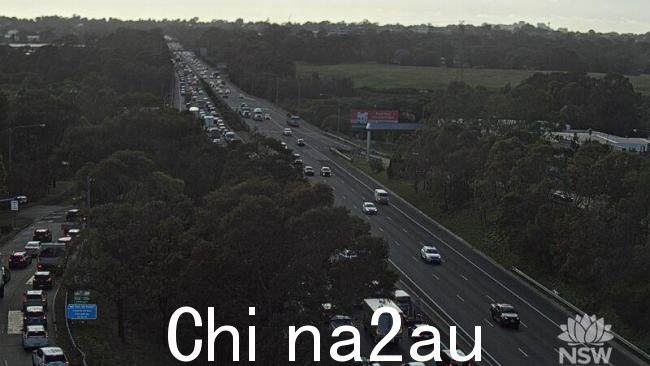 在费尔福德路 (Fairford Road) 前往阿恩克利夫 (Arncliffe) 的 M5 公路上交通拥堵。图片:新南威尔士州实时交通