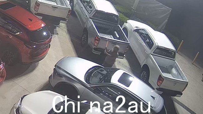 据了解,大约有 20 辆汽车受损。图片:维多利亚警察局