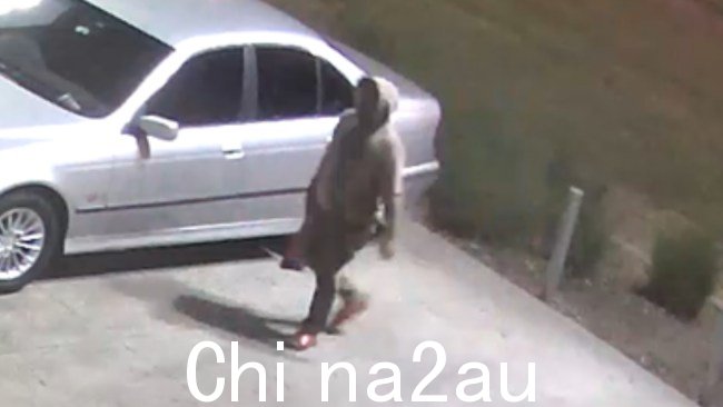 侦探们发布了闭路电视录像，显示该男子身穿棕褐色连帽衫、裤子和拖鞋。图片：维多利亚警察局