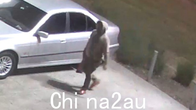 侦探们发布了闭路电视录像,显示该男子身穿棕褐色连帽衫、裤子和拖鞋。图片:维多利亚警察局