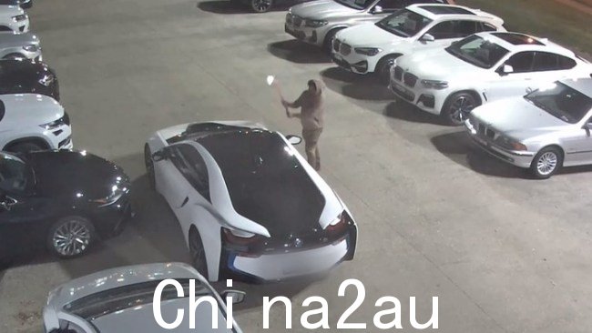 维多利亚警方正在寻找一名早些时候在格伦韦弗利经销店损坏多辆汽车的男子这个月。图片:维多利亚警察局
