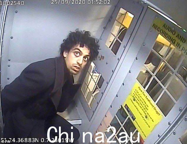 如图:Louis De Zoysa 的闭路电视监控系统被放入警车