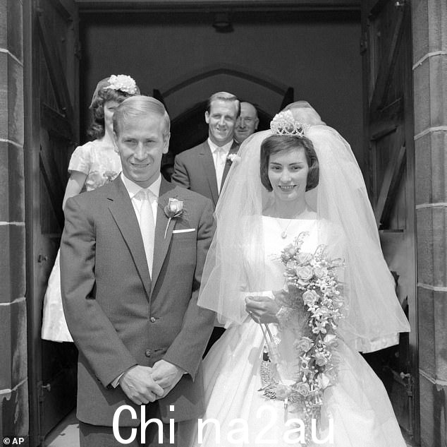 这对夫妇于 1961 年结婚,从此风雨同舟。他们共同抚养了两个女儿