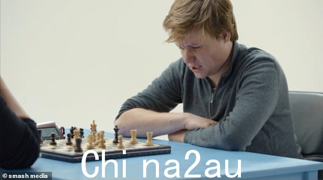 在丹尼尔在大约半小时内犯了一个错误后,阿奇成功赢得了比赛