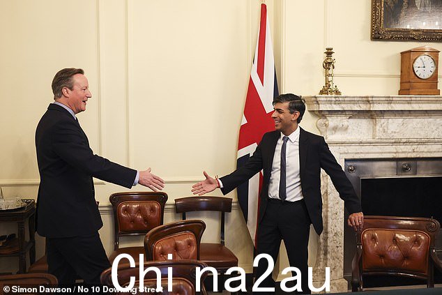 卡梅伦也奉行强烈的亲华政策,在英国和我们的美国盟友越来越担心北京在世界各地的影响力之际,他仍然为中国的利益而奋斗