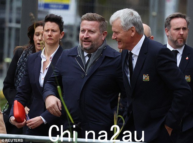 曼联首席执行官理查德·阿诺德 (Richard Arnold) 与董事大卫·吉尔 (David Gill) 一起在服务前