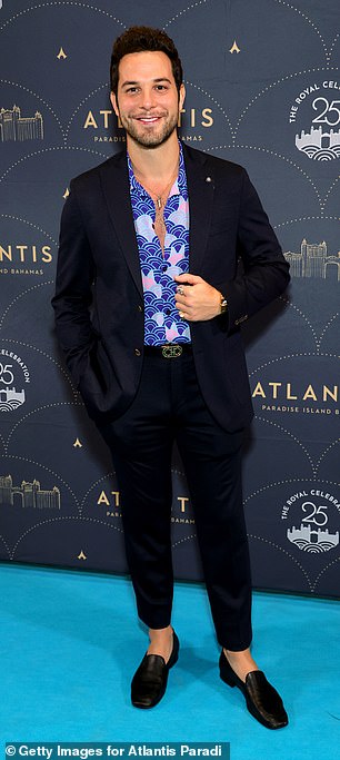盛装打扮:Skylar Astin 穿着深色西装搭配蓝色图案衬衫,看起来很棒