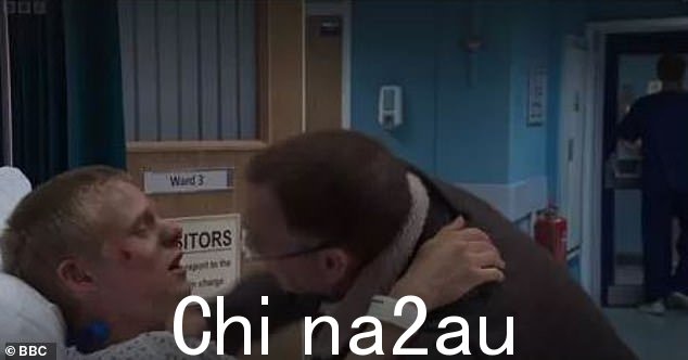 别走! BBC 观众发现了一个明显的失误呃,周一晚上的 EastEnders 重点关注咖啡馆火灾及其潜在的致命后果