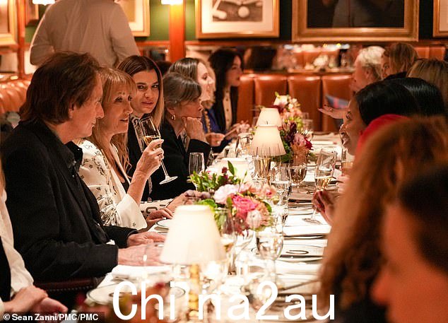 Zambetti 现场庆祝 Seymour 的一个令人兴奋的新项目,谁选择将克里斯蒂·卡什曼 (Christy Cashman) 新发行的小说《马的真相》改编成电影