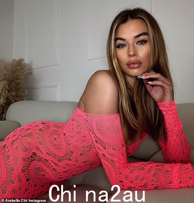 艰难:阿拉贝拉·奇 (Arabella Chi) 透露,她最近经历的“可怕”抢劫经历让她无法入睡,重温这件事让她感到“身体不适”