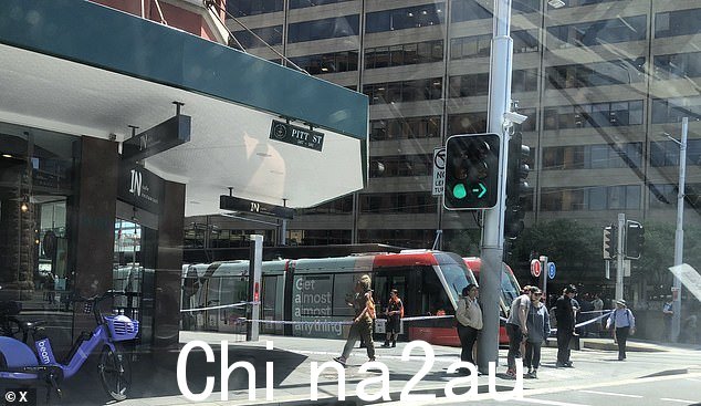 Haymarket 轻轨车站在罗森广场 (Rawson Place) 的架空电线掉落到电车上后被封锁