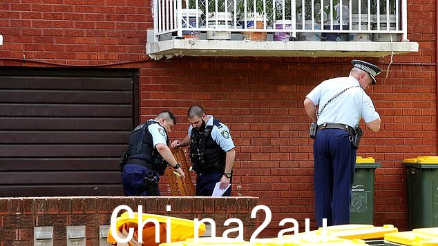 警察在贝拉拉现场收集证据