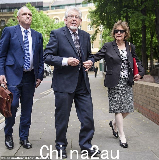 罗尔夫·哈里斯 (Rolf Harris) 与侄女珍妮·哈里斯 (Jenny Harris) 抵达伦敦南华克刑事法院 (右)