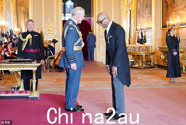 自豪：Jay 曾在查尔斯国王还是威尔士亲王时获得过 MBE，以表彰他在工艺方面的贡献以及在英国促进遗产工艺和修复方面所做的工作