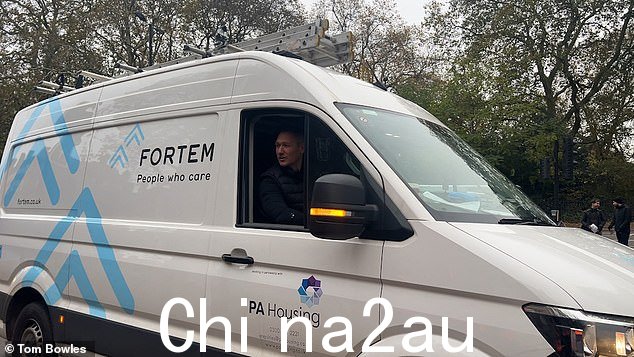 随后看到恼怒的司机经过生态暴民,高喊“活下去”,并恳求抗议者“每个人都必须去工作”