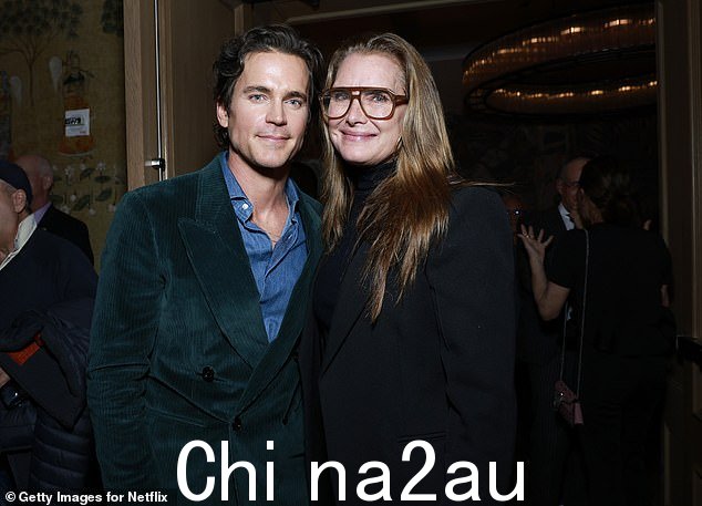 Matt 和 Brooke:Bomer 还被发现在 AMPAS 活动中与波姬·小丝 (Brooke Shields) 合影