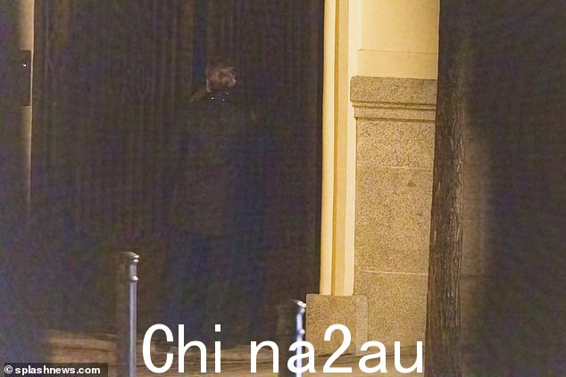两人于晚上 9 点左右出现在马德里的公寓外,然后出去吃晚饭。照片显示,Genoveva 放弃了系着腰带的别致驼色外套,转而穿着白色衬衫和黑色阔腿裤肩上穿着一件黑色夹克