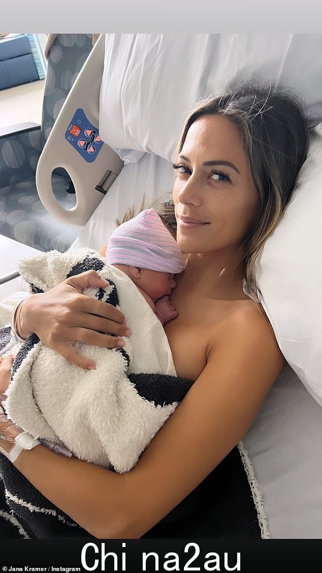 恭喜! Jana Kramer 现在是三个孩子的母亲,她与未婚夫 Allan Russell 正式生下了她的第一个孩子