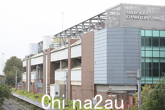 博比·查尔顿爵士看台的背面现在看起来就像 20 世纪 80 年代破旧的第四师球场的入口