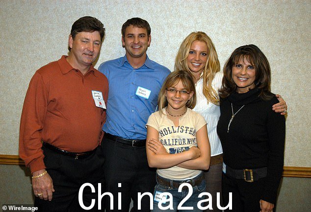 回溯:2003 年,杰米·林恩 (Jamie Lynn) 与父母杰米·林恩 (Jamie Lynn)、兄弟布莱恩 (Bryan) 和妹妹布兰妮 (Britney) 合影