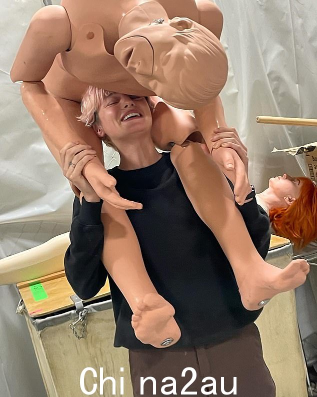 热闹:在拍摄该剧的同时,这位明星似乎在幕后与人体模型玩得很开心