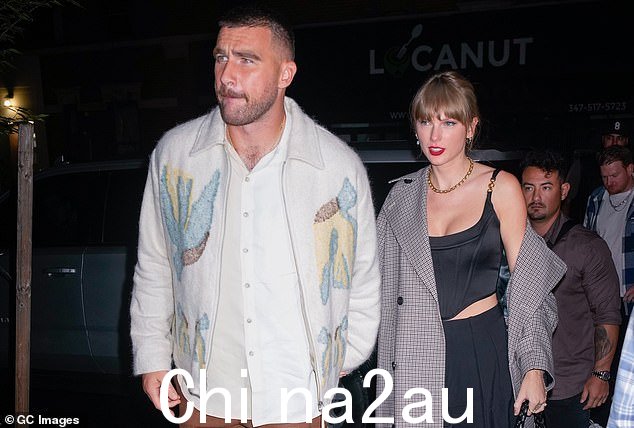 像双胞胎一样:奇怪的是,她的男朋友 Travis Kelce 经常在他的词汇中使用“电动”这个词