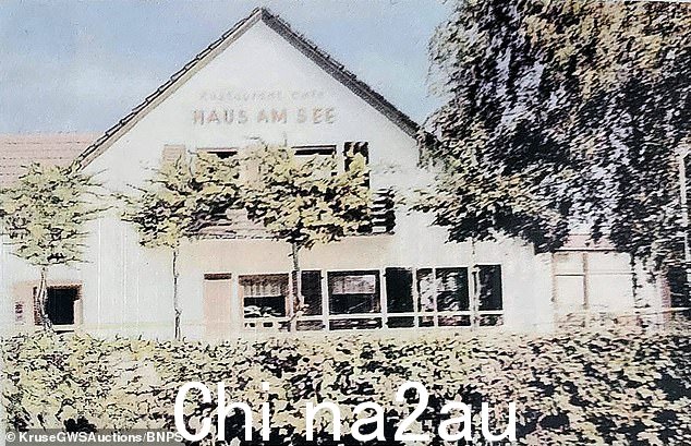 他在休假期间住在德国一家僻静的宾馆,并与在该地露营的一家人在一起度过了时光