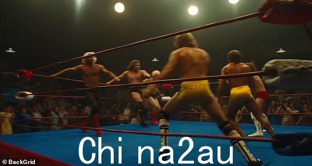 舞蹈:周一在纽约放映后的问答中,据透露演员们在拍摄派对场景时演唱了《歌舞青春》中的曲调。 Zac 和联合主演 Jeremy Allen White 表示,他们的舞蹈经验有助于摔跤编排