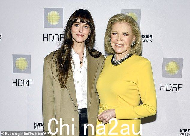 这位女演员,34 岁,最初觉得她不值得抑郁症倡导奖 - 与抑郁症希望研究基金会创始人 Audrey Gruss 合影