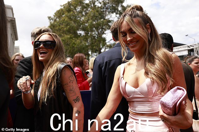 Chrishell 最近告诉 60 分钟澳大利亚记者西尔维娅·杰弗里斯,她和 G Flip 努力在不在一起的情况下保持定期联系