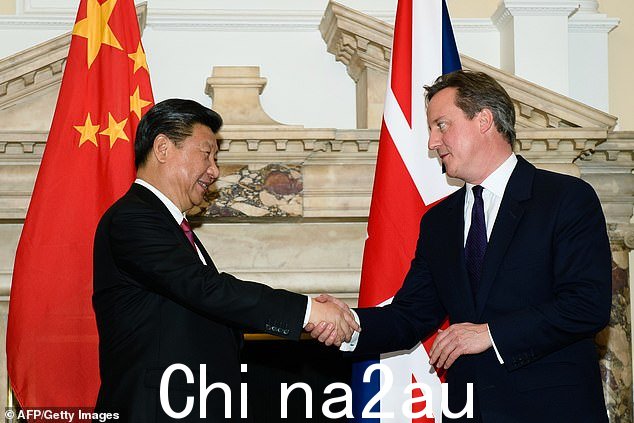 戴维·卡梅伦(右)在伦敦市中心豪宅举行的中英商业峰会上交换商业合同时与中国国家主席习近平握手