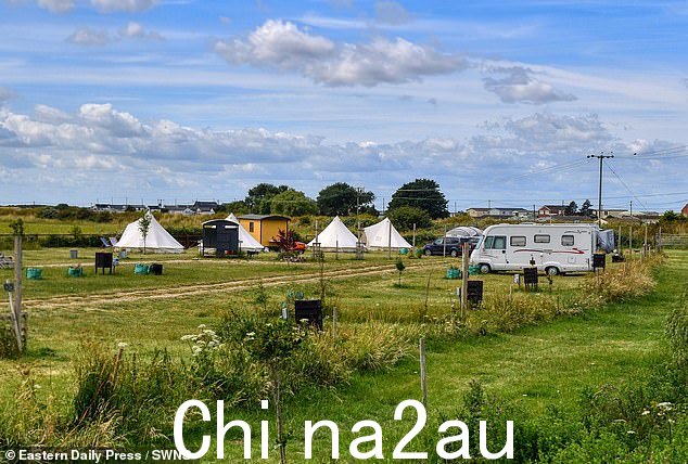 与 Kings Lynn 和西诺福克自治市议会的法律斗争始于他收到的针对 Heacham Hunstanton 露营地和 Glamping 场地安装的厕所和移动淋浴装置的执行通知” class=