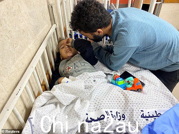 巴勒斯坦男孩艾哈迈德·沙巴特，4曾遭受两次以色列空袭，第一次空袭导致父母丧生，他成为孤儿，第二次空袭失去了两条下肢，目前在加沙地带中部的 Shuhada al-Aqsa 医院由叔叔照顾2023 年 12 月 14 日。REUTERS/Doaa Ruqaa