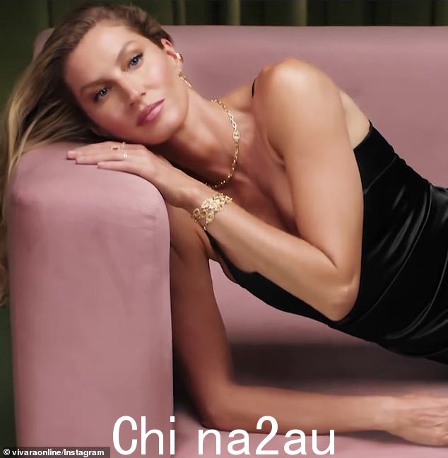 Glamorous:在一个片段中,汤姆·布雷迪的前妻穿着黑色礼服,同时为许多钻石首饰做模特