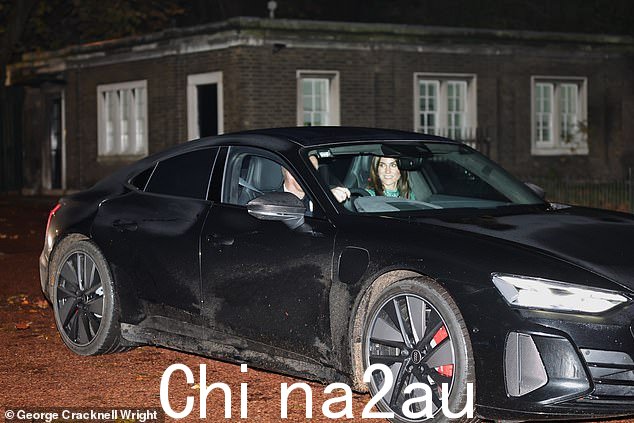 这位三个孩子的母亲将她的黑发长发设计成直中分,而她迷人的妆容增强了她完美无瑕的肤色