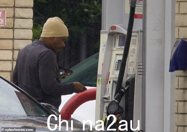 差事:后来有人拍到马丁给车加油,戴着棕褐色无边帽保暖