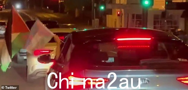 车内乘客在车窗外举着旗帜