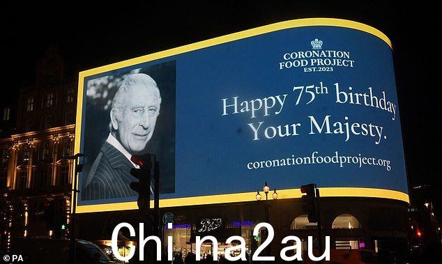 伦敦皮卡迪利街的灯光亮起了查尔斯的生日祝福,旅游景点还展示了他的 Big Issue 文章中的一句话。